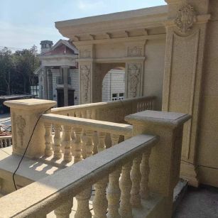 湖南 黄金麻别墅外墙干挂雕花配合阳台栏杆花瓶柱