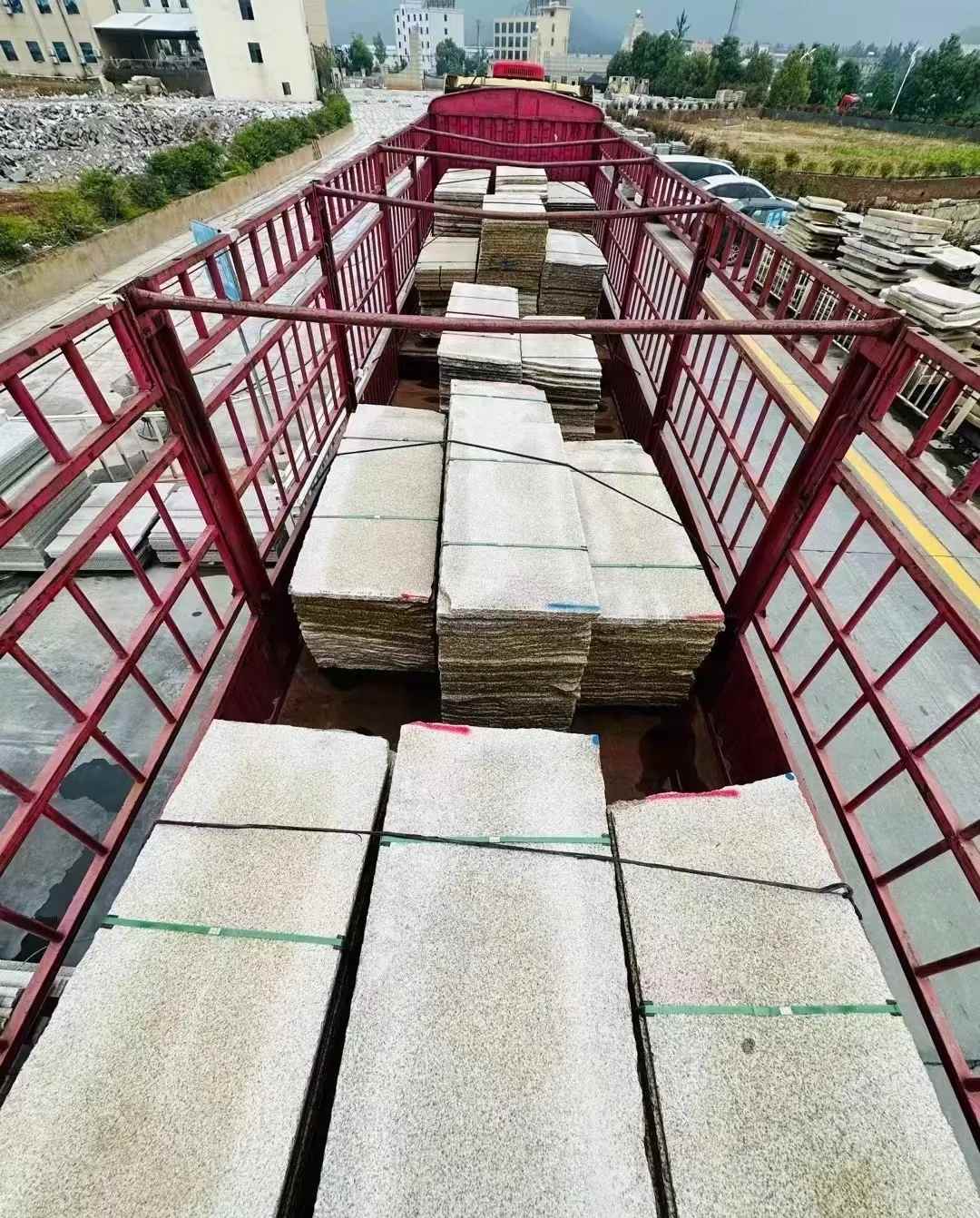 湖南 黄金麻花岗岩荔枝面，光面毛板装车完成