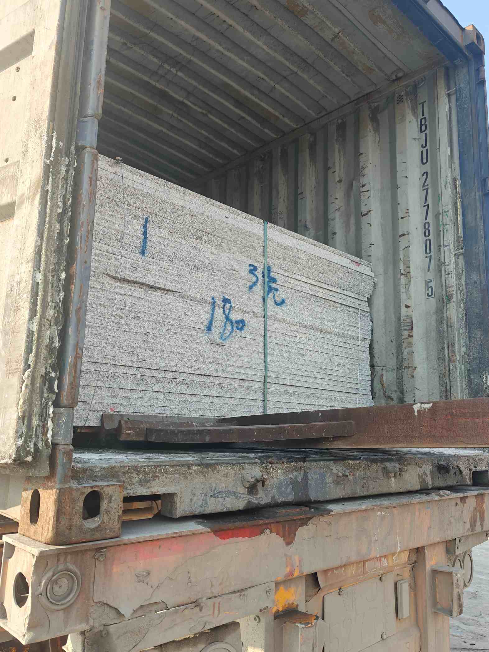 湖南 芝麻白花岗岩石材3.0公分光面毛板装柜出货