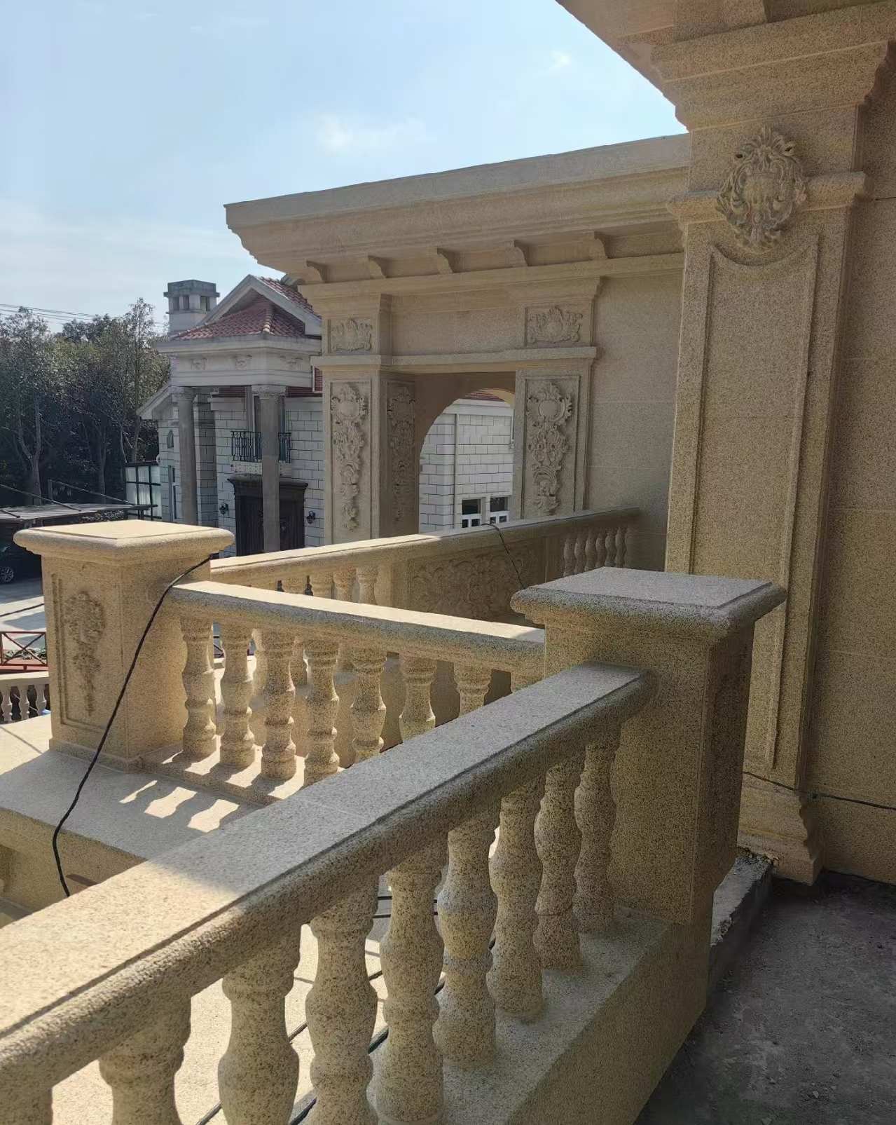 湖南 黄金麻别墅外墙干挂雕花配合阳台栏杆花瓶柱