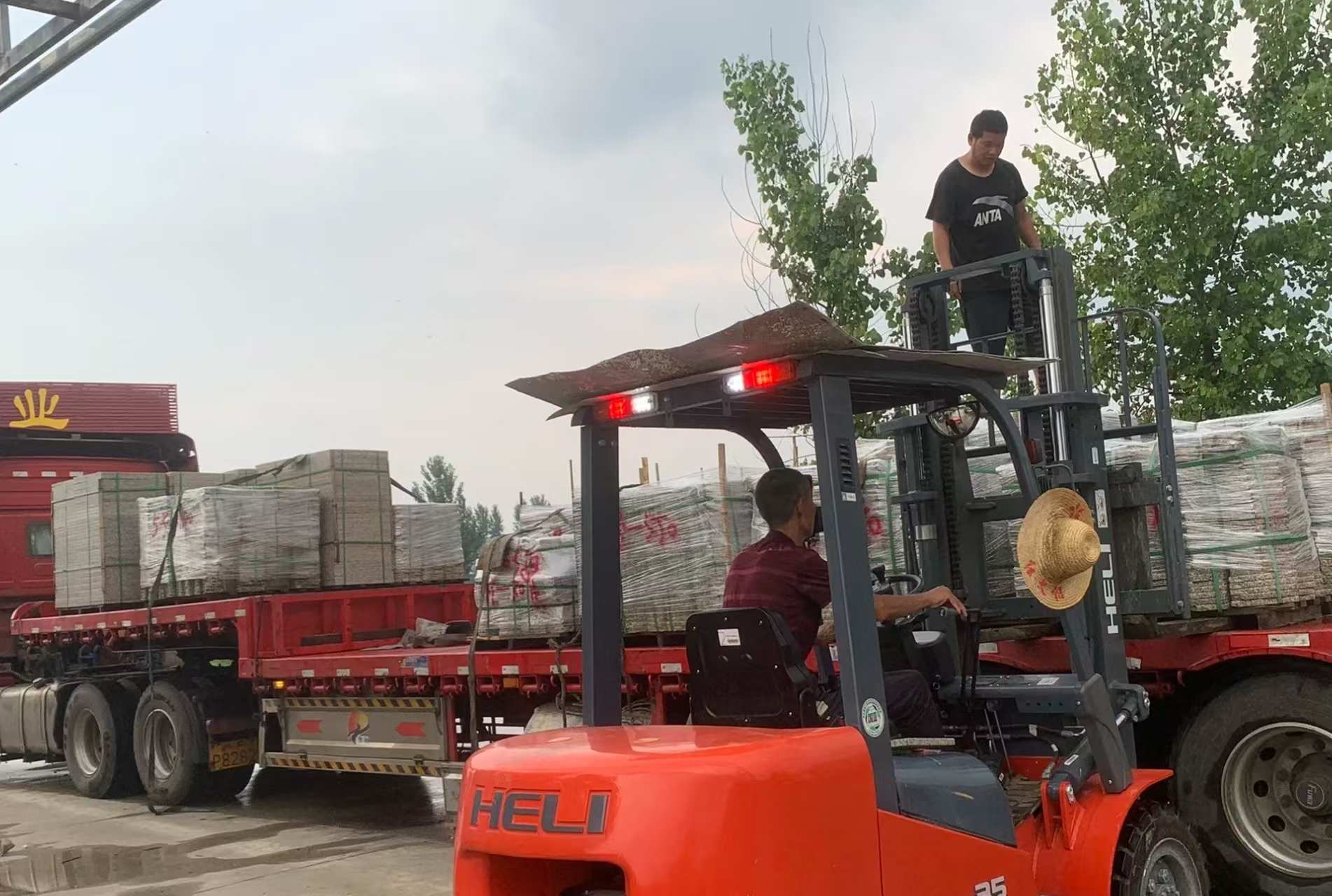 湖南 黄金麻冰裂纹，地铺石装车