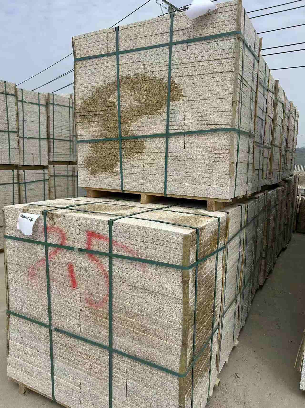 湖南 黄金麻花岗岩石材荔枝面地铺石2.5*300*600