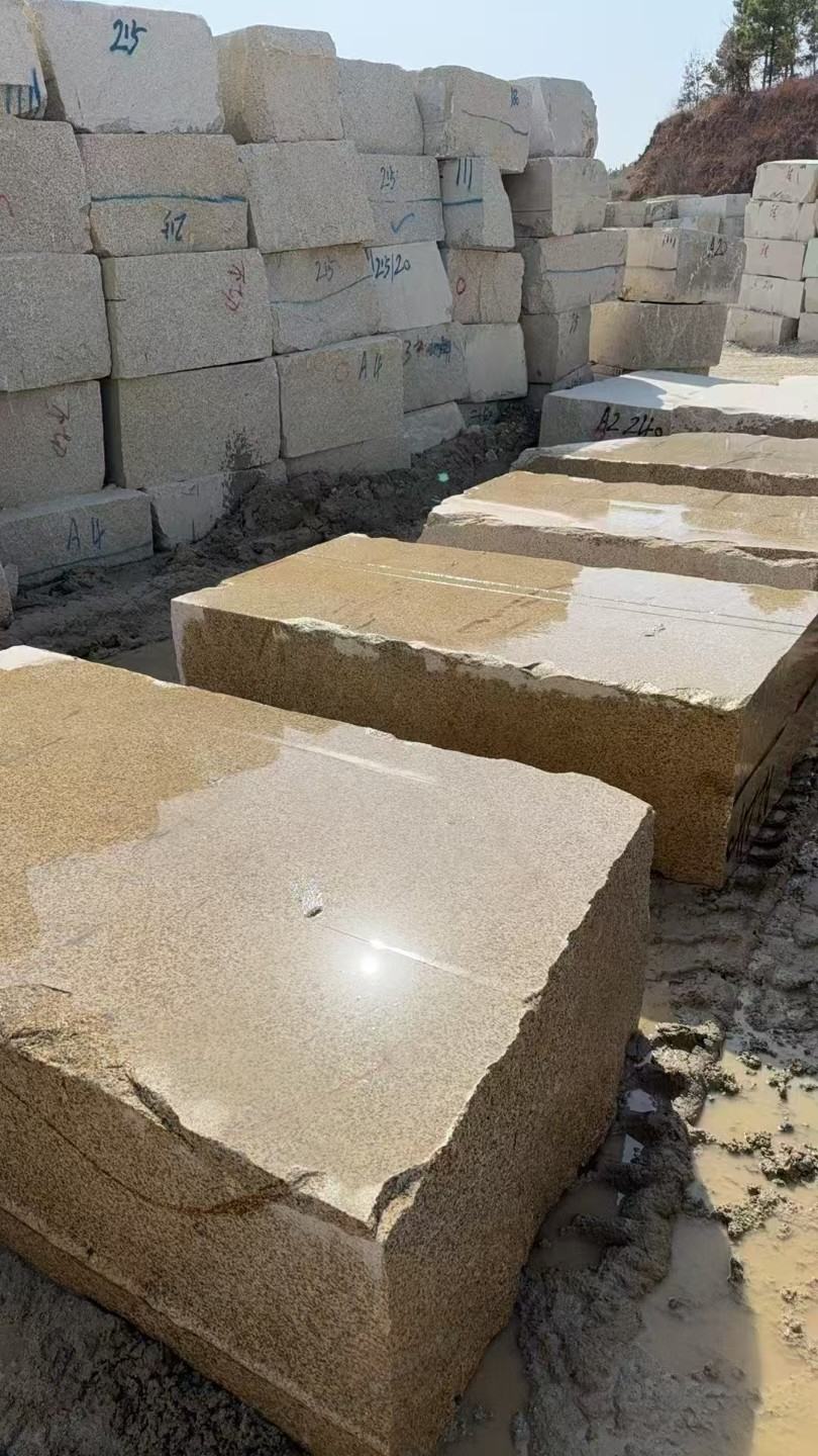 湖南 黄金麻方料堆场洗料分选中，原材料充足