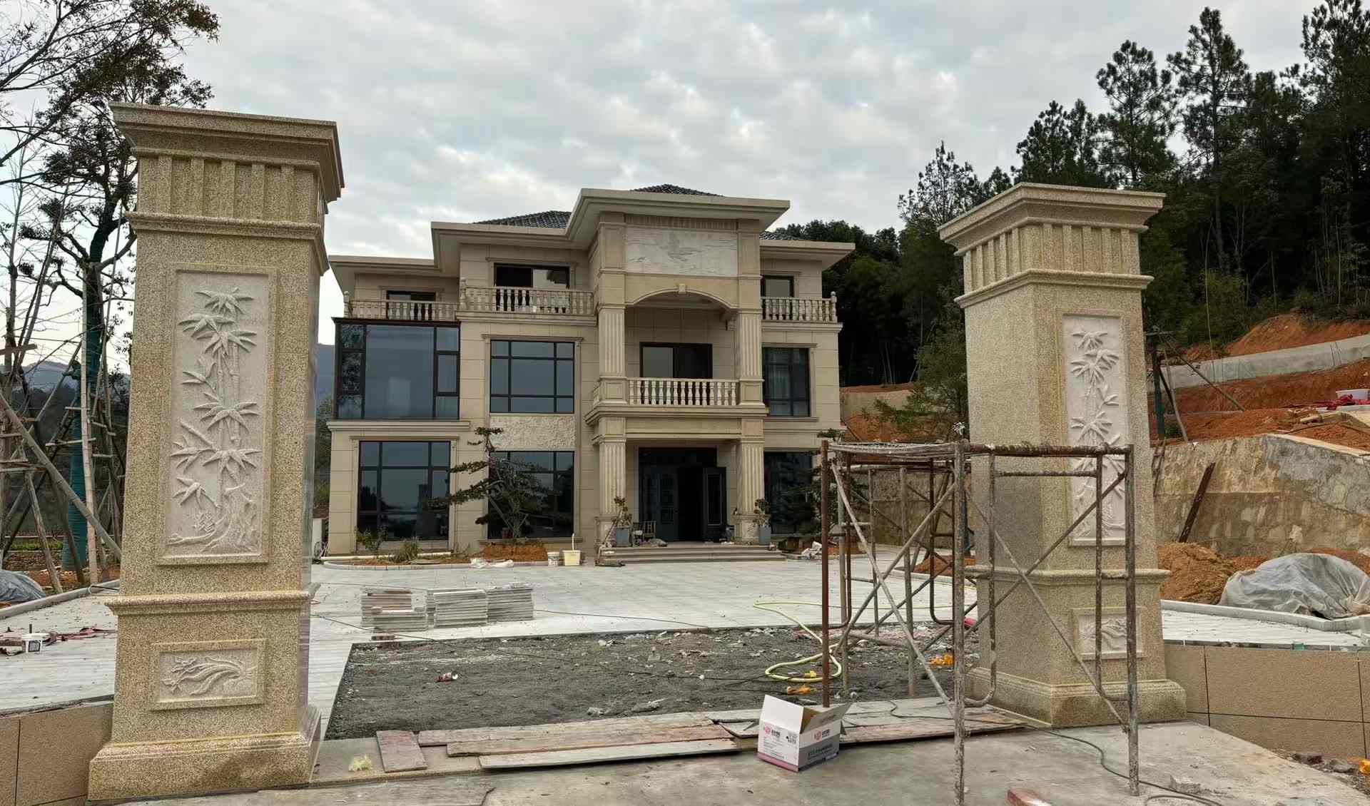 湖南 黄金麻花岗岩别墅雕花外墙干挂配上门口雕花罗马柱