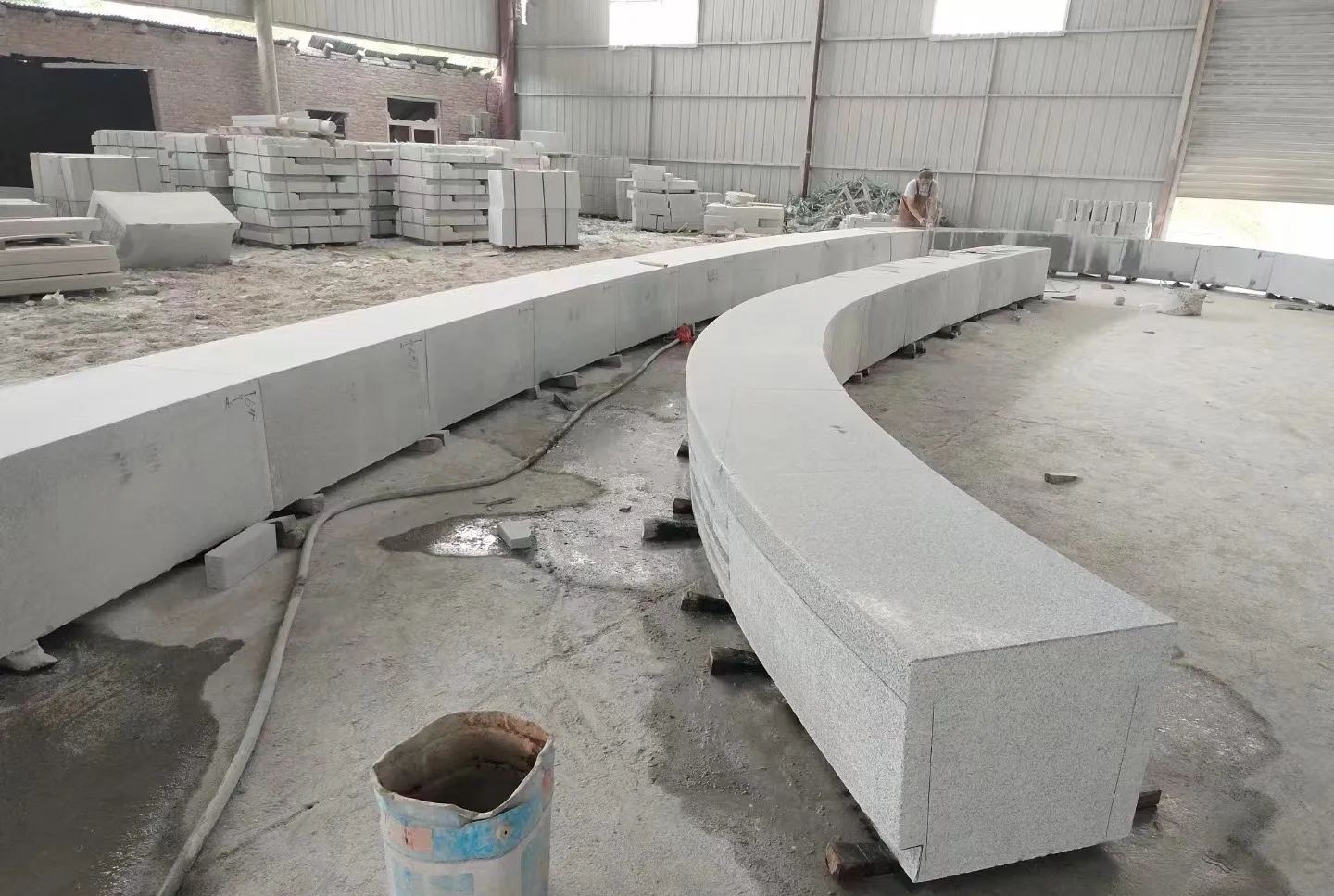 湖南芝麻白花岗岩石板材 园林光面弧形坐凳