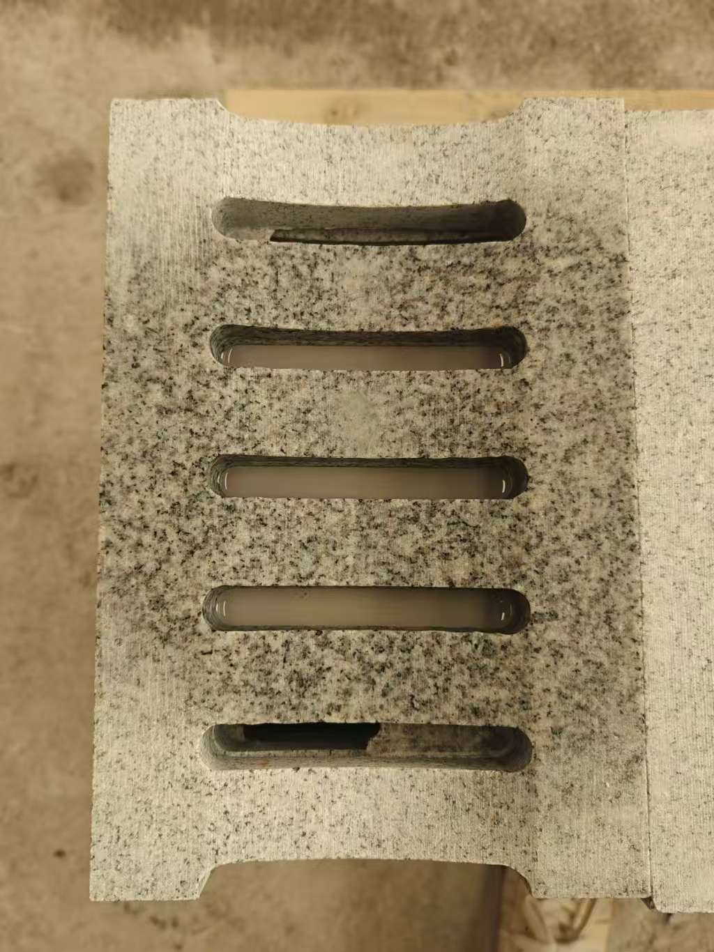 湖南 芝麻白拉丝面花岗岩U型开槽排水槽