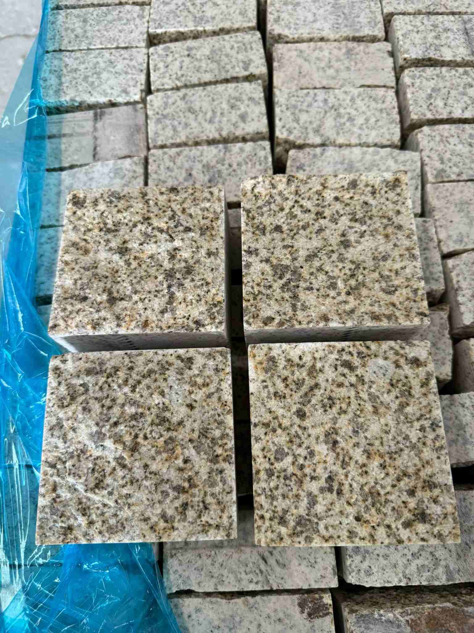 湖南 黄金麻花岗岩自然面小方块，弹石，马蹄石等