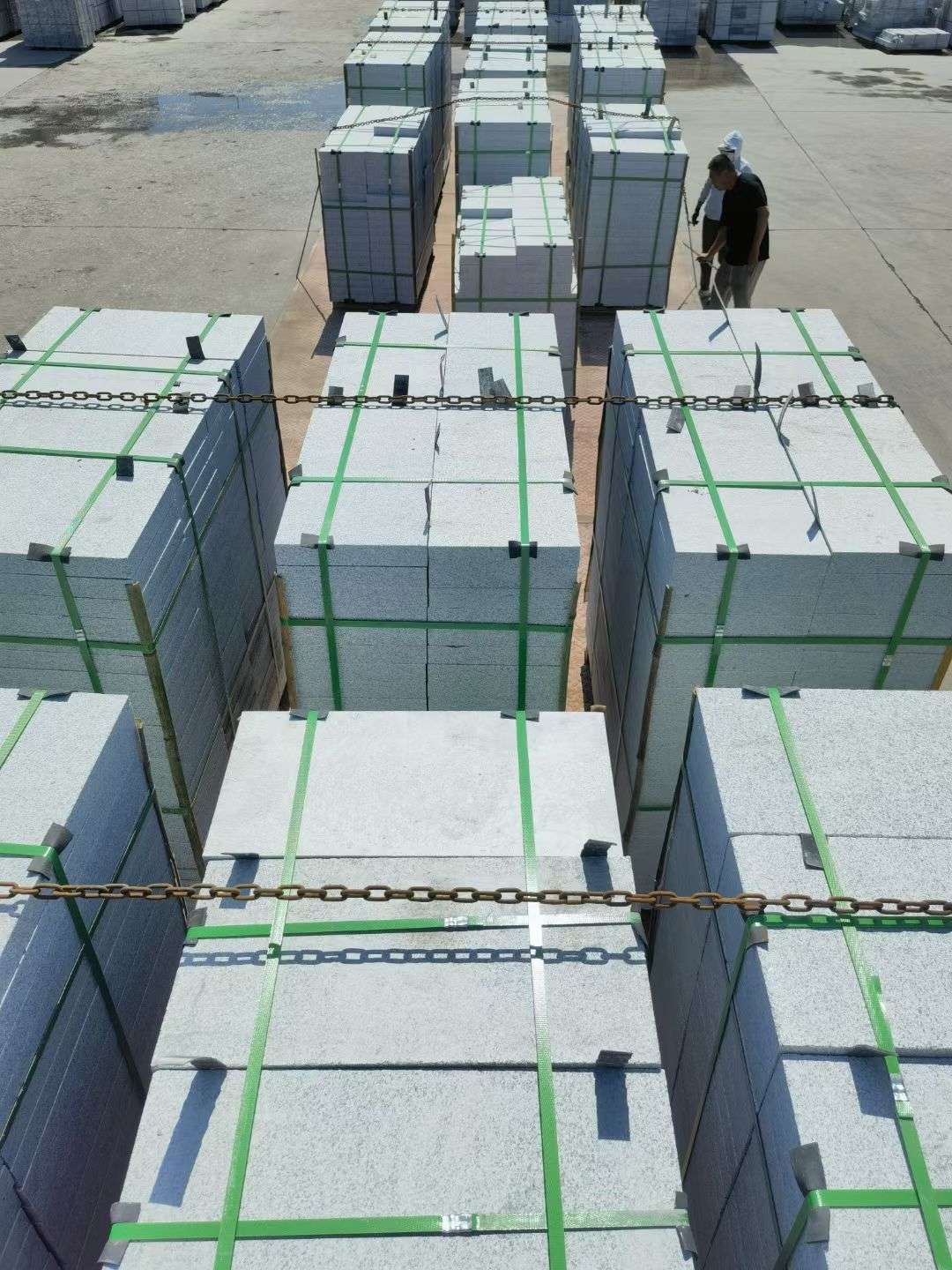 湖南 芝麻白花岗岩5公分地铺石 花岗岩厂家工厂装车日常