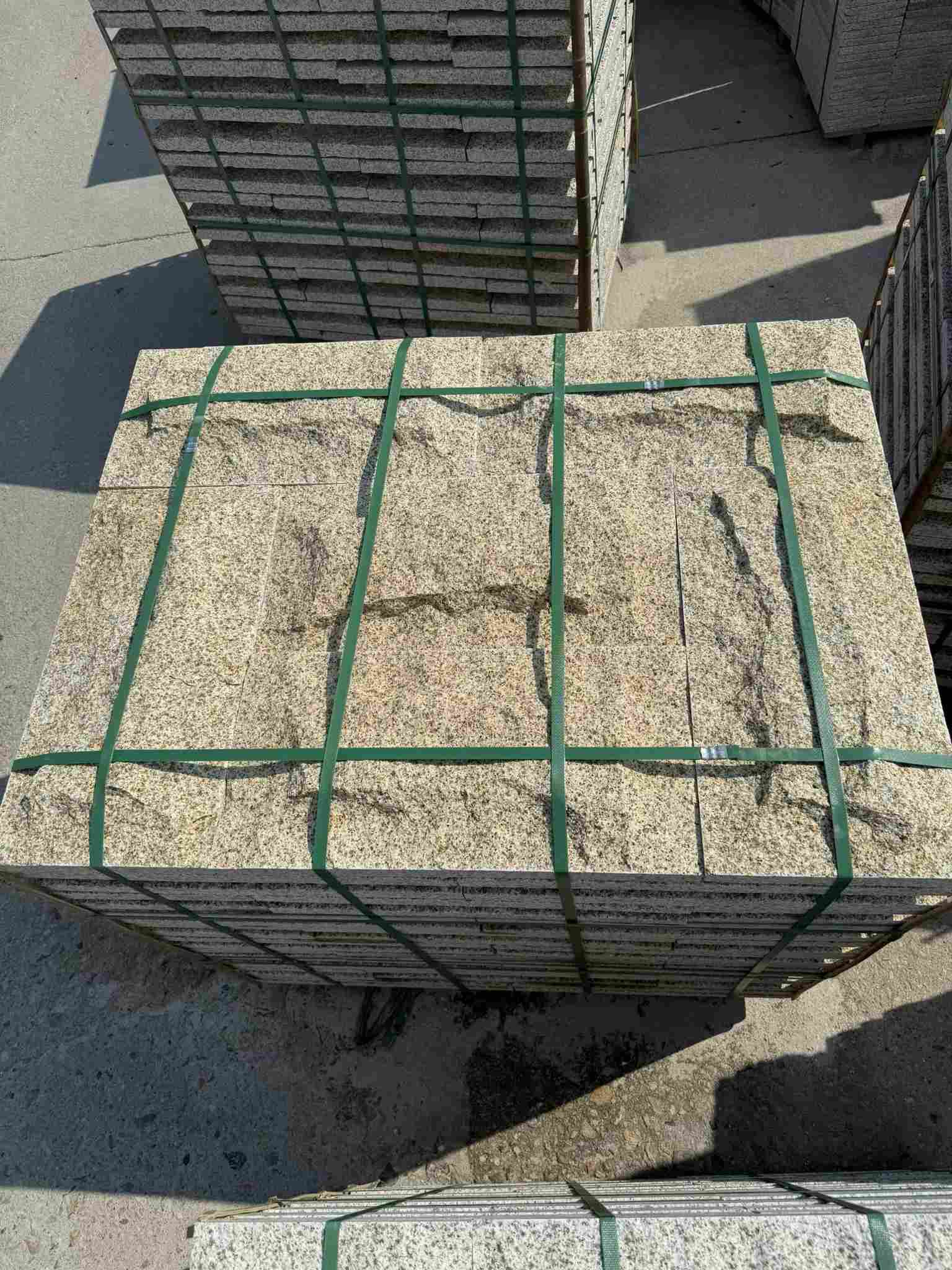 湖南 黄金麻花岗岩石材自然面蘑菇石成品